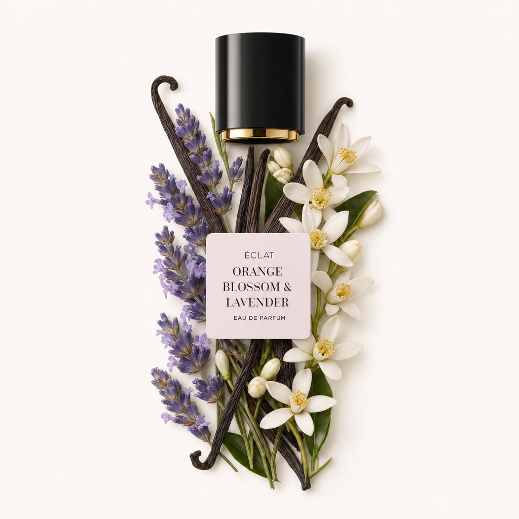 Un arrangement de brins de lavande et de fleurs d'oranger entourant des gousses de vanille. En haut, un bouchon noir avec intérieur doré arbore l'étiquette ÉCLAT Orange Blossom & Lavender.