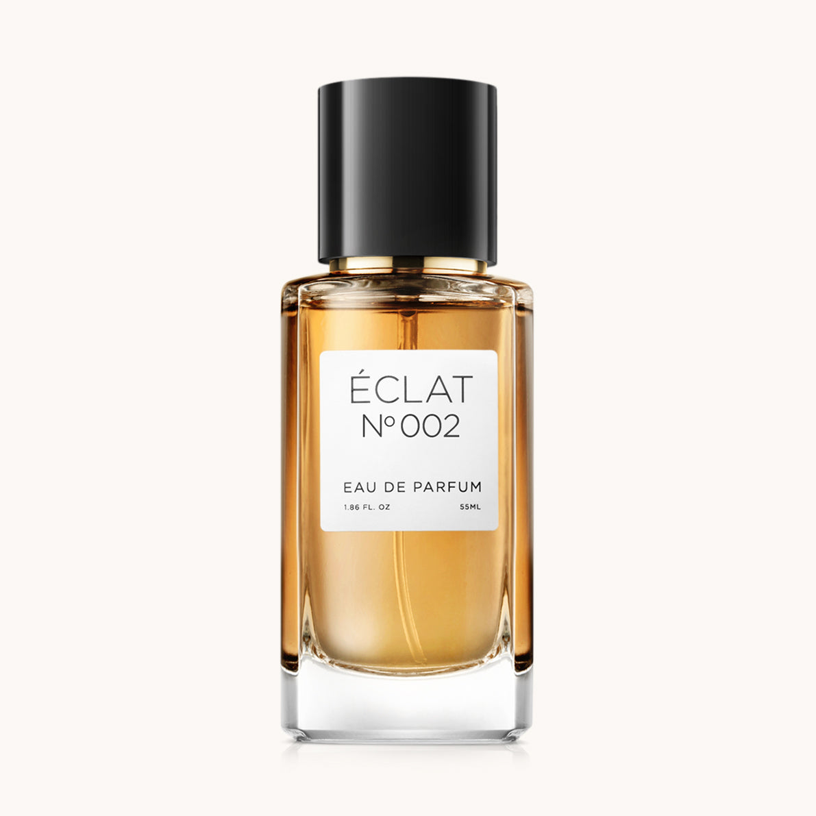 Le flacon de parfum ÉCLAT Oriental Myrrh est en verre transparent à teinte ambrée, avec un bouchon noir élégant et une étiquette raffinée.