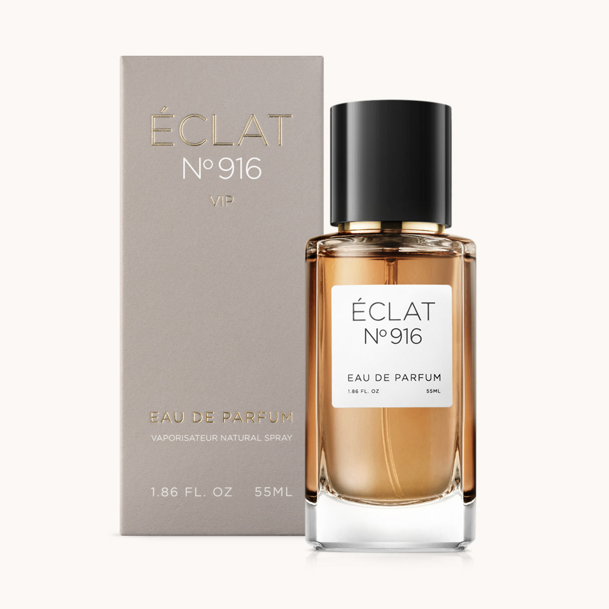 Frasco de perfume ÉCLAT Oud & Tobacco com tom castanho-dourado e tampa preta, acompanhado por uma caixa acetinada em cinza quente.