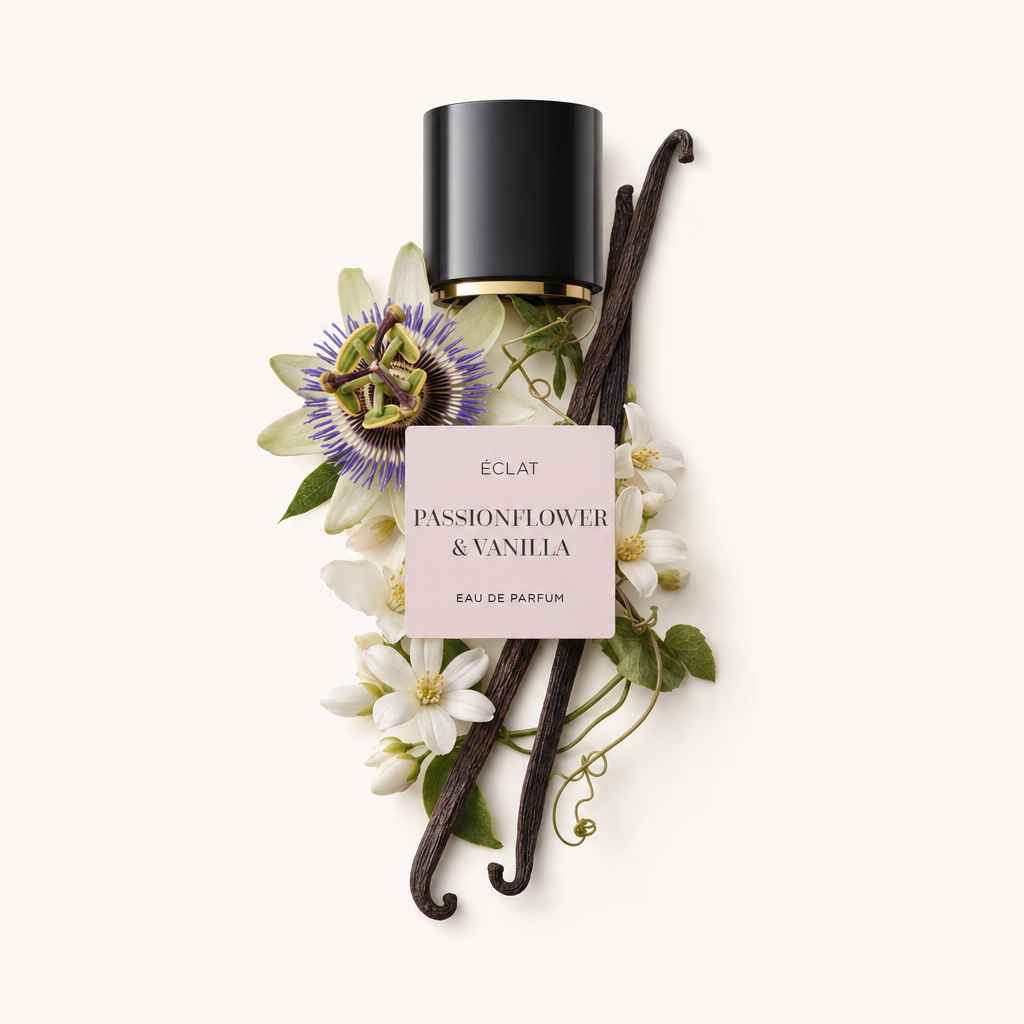Une composition de fleurs de la passion exotiques et de gousses de vanille, avec le capuchon noir et l'étiquette d'ÉCLAT au-dessus.