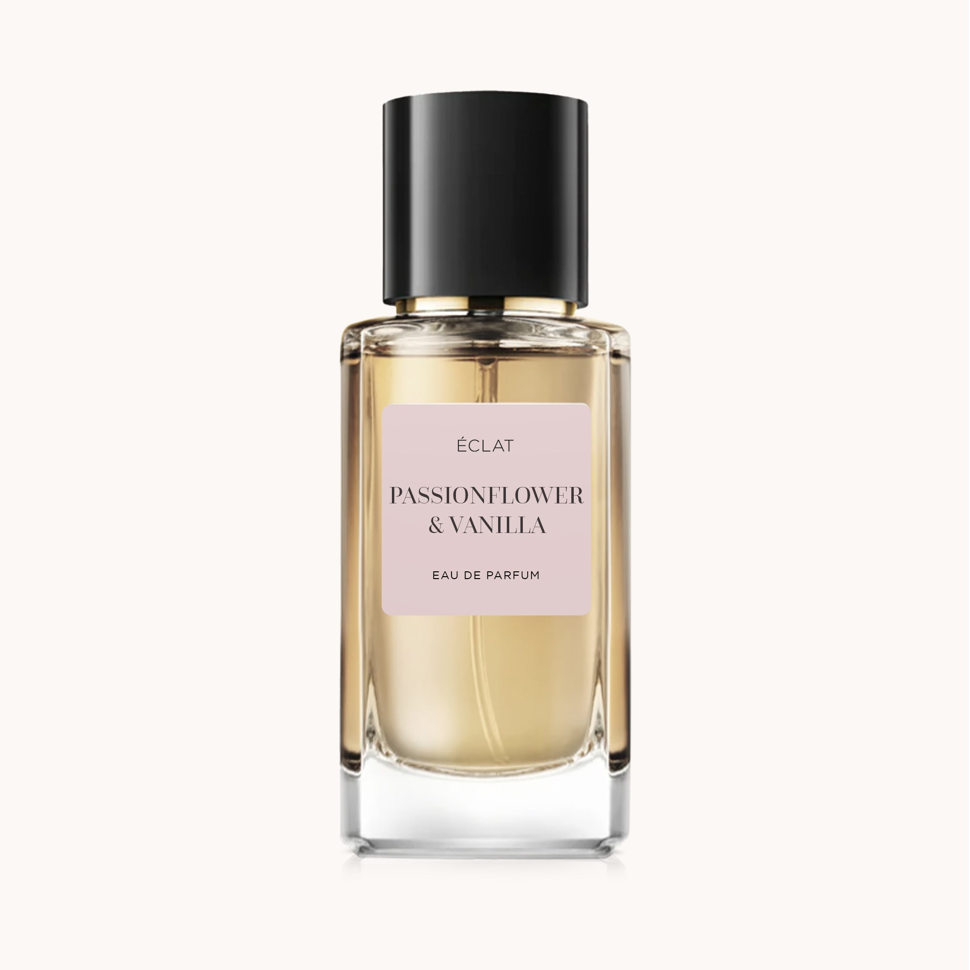 Flacon en verre facetté de ÉCLAT Passionflower & Vanilla avec un bouchon noir et une étiquette rose.