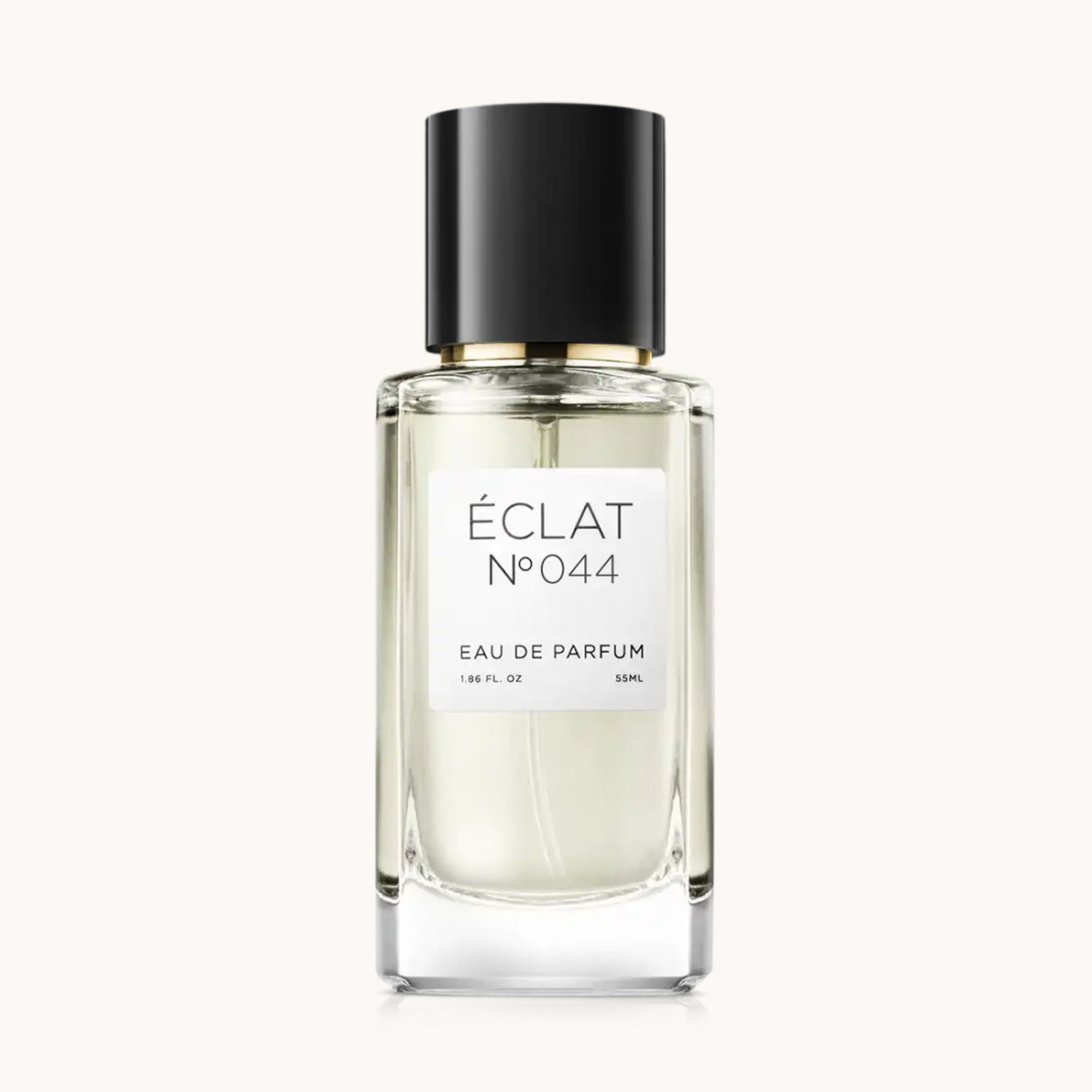 Egy fazettált üveg ÉCLAT VIP - Peach, Tuberose & Vanilla fekete kupakkal és fehér címkével.