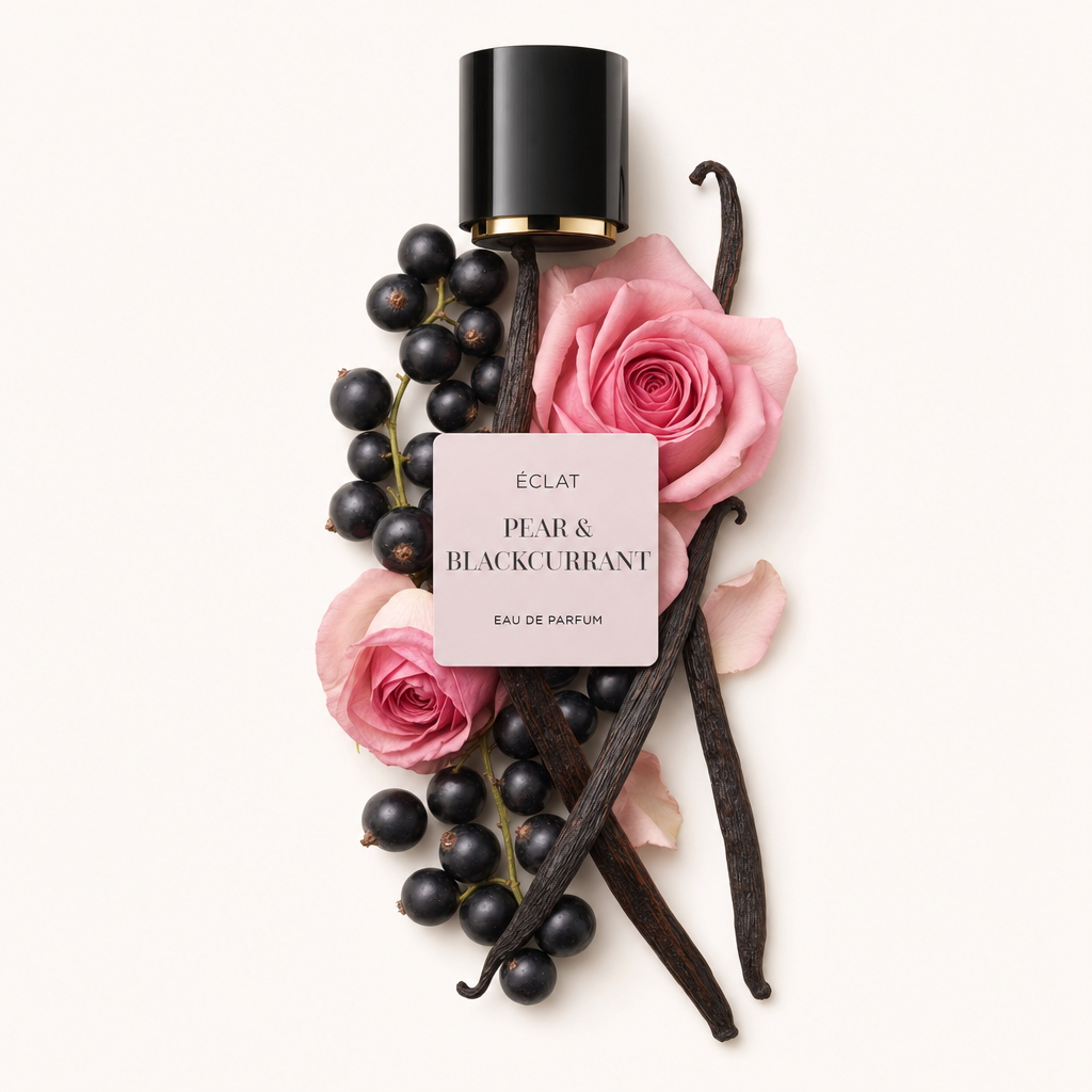 Un arrangement de cassis, roses roses et gousses de vanille avec un bouchon noir et une étiquette indiquant ÉCLAT Pear & Blackcurrant.