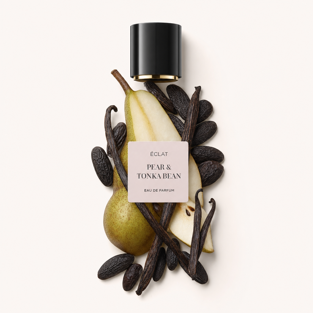 Un arrangement de moitiés de poire et de fèves tonka avec un capuchon noir portant une étiquette de ÉCLAT Pear & Tonka Bean.