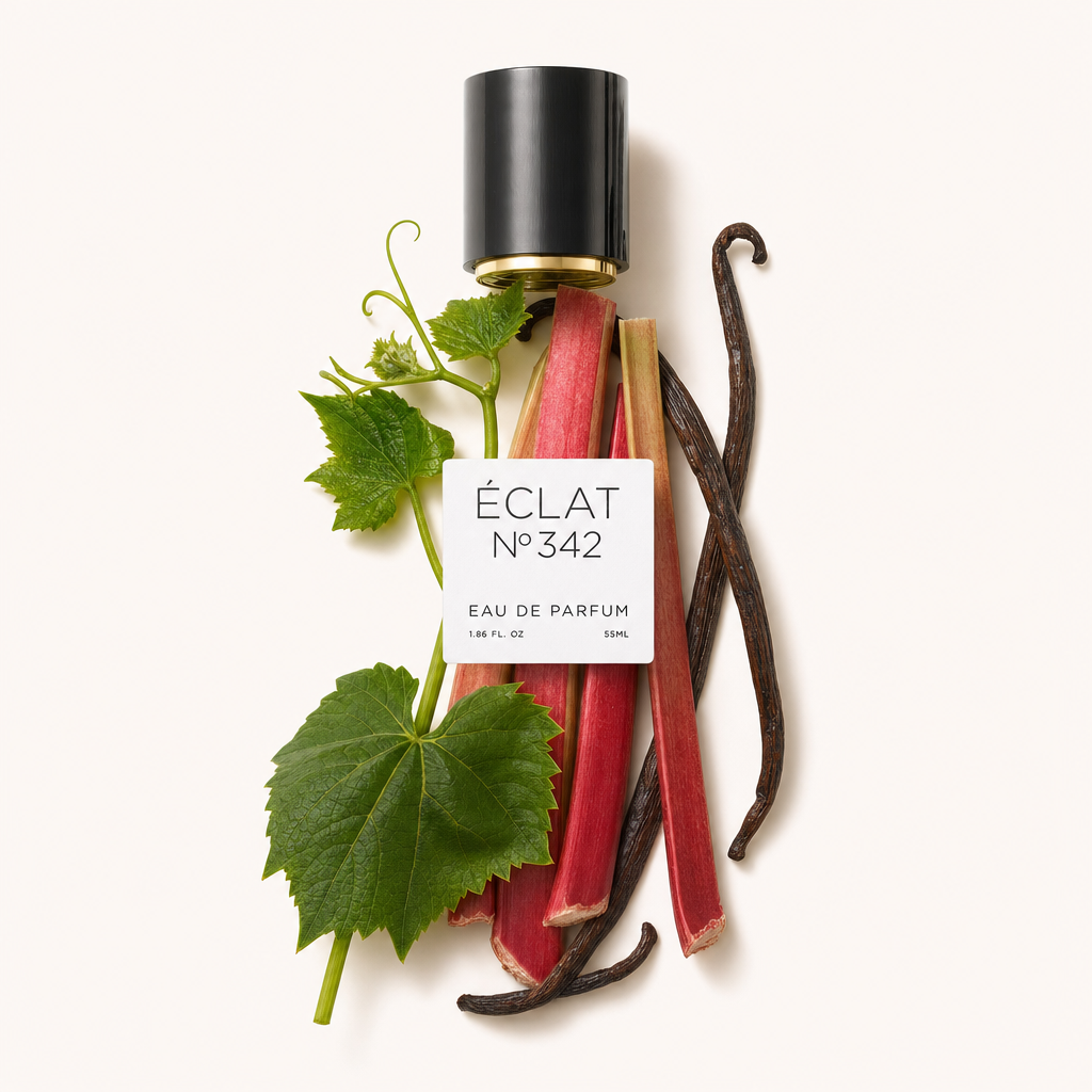 Un arrangement de tiges de rhubarbe, gousses de vanille et feuilles de vigne entoure un capuchon noir avec étiquette, représentant ÉCLAT Green Vanilla.