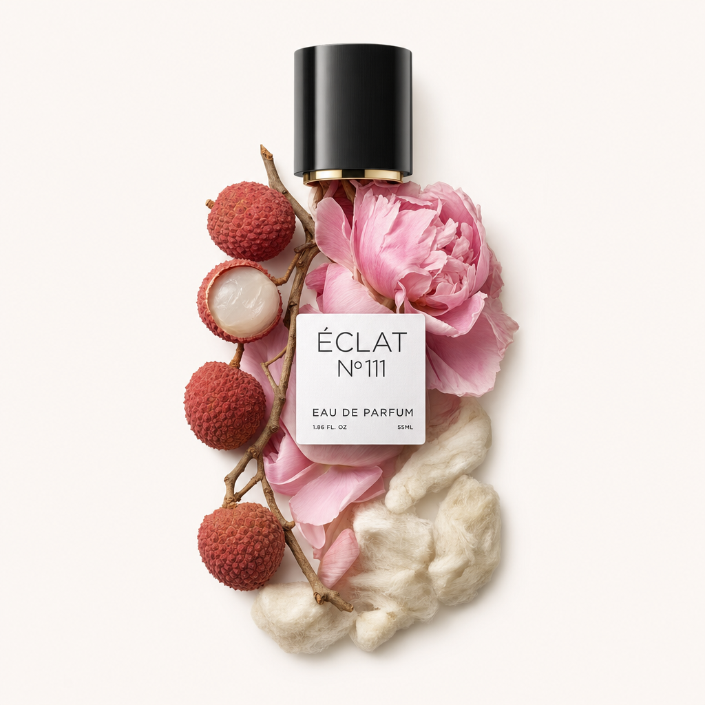 Un arrangement de pétales de pivoine rose, de litchis entiers et ouverts, et de coton doux à côté du capuchon noir ÉCLAT avec étiquette.