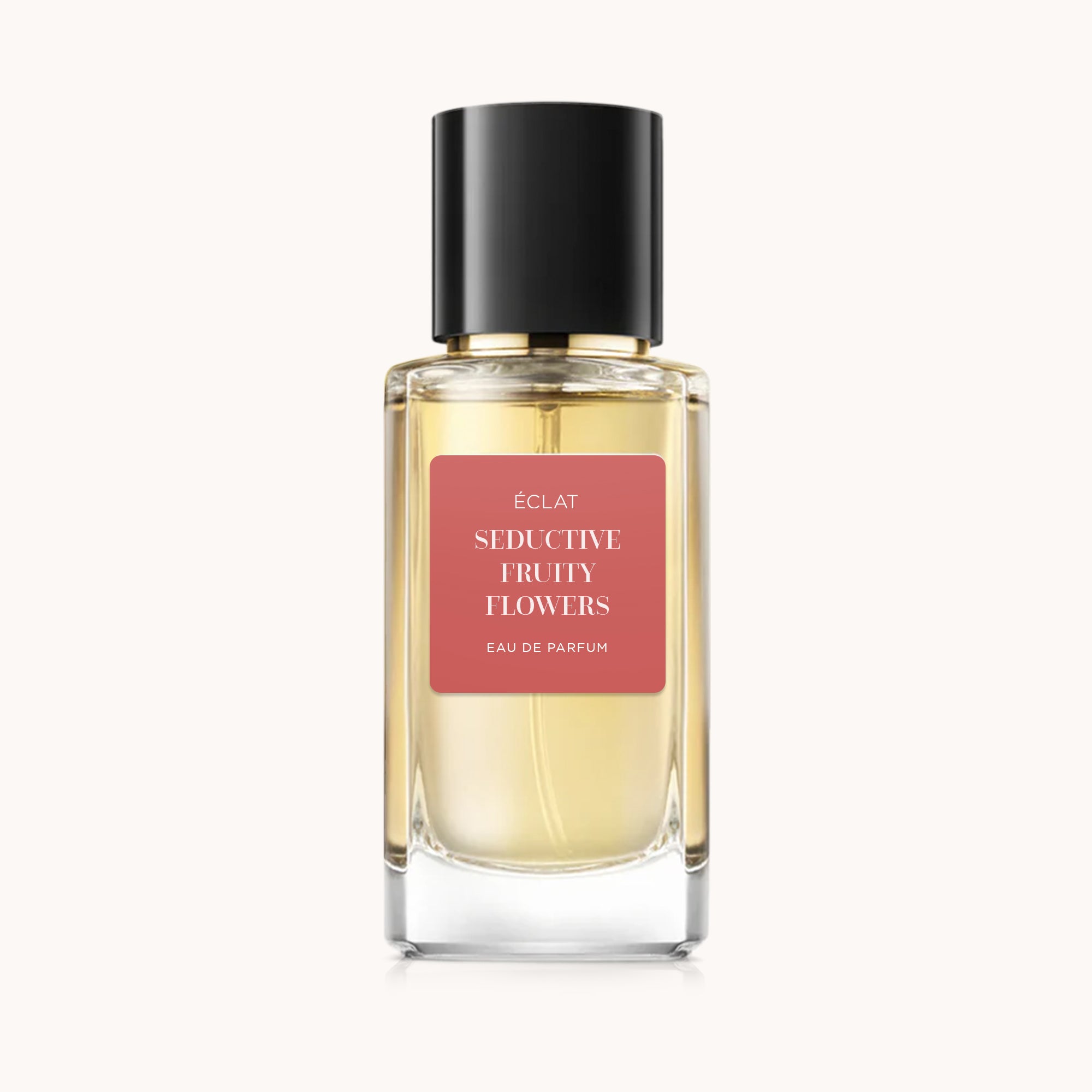 ÉCLAT Seductive Fruity Flowers dans un flacon en verre facetté avec un bouchon noir et une étiquette rose.