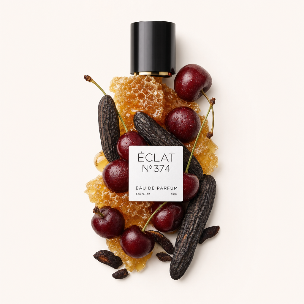 Un arrangement harmonieux de miel, cerises et fèves tonka entoure un capuchon noir avec l'étiquette ÉCLAT Sweet Honey.