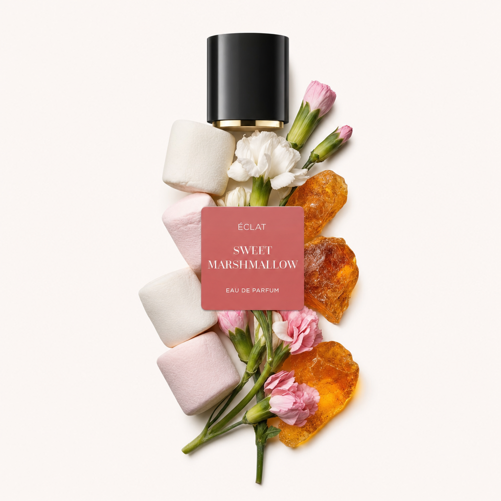 Une élégante composition de guimauves, de fleurs blanches et roses, et de cristaux de sucre orange entoure un bouchon noir avec étiquette ÉCLAT Sweet Marshmallow.