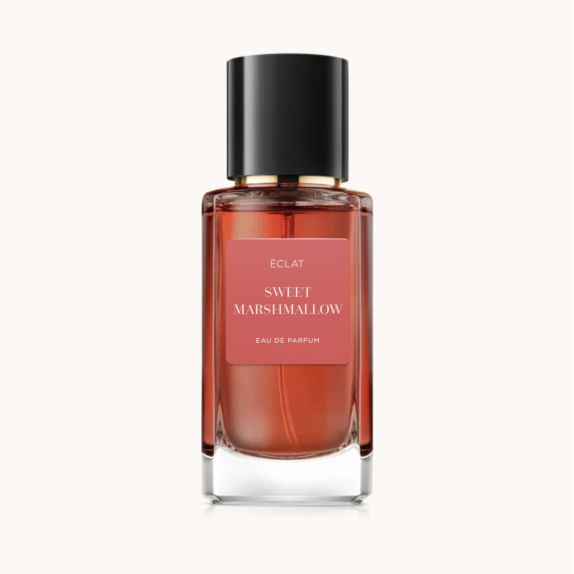 Un flacon en verre facetté ÉCLAT Sweet Marshmallow avec un capuchon noir brillant et une étiquette rose douce.