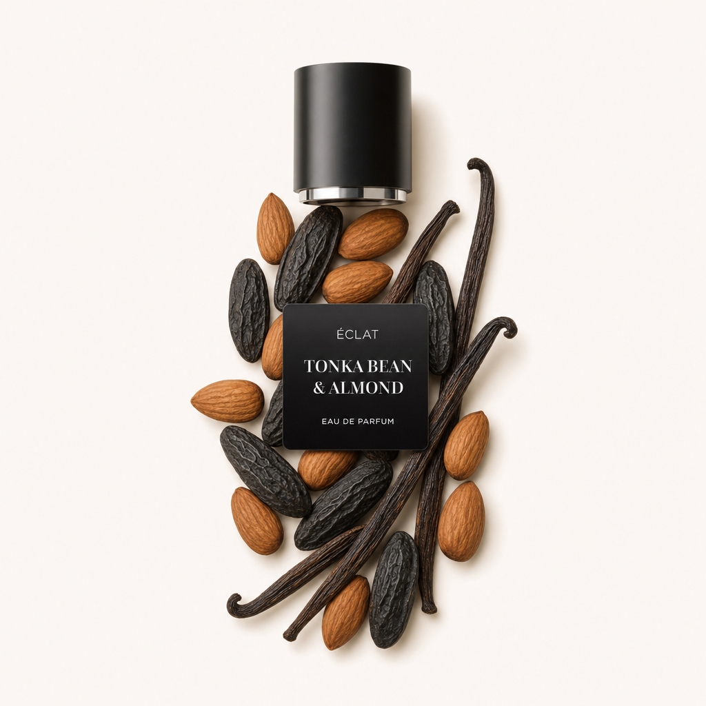 Un arrangement de fèves tonka, d'amandes et de gousses de vanille entoure un capuchon noir avec étiquette pour ÉCLAT Tonka Bean & Almond.