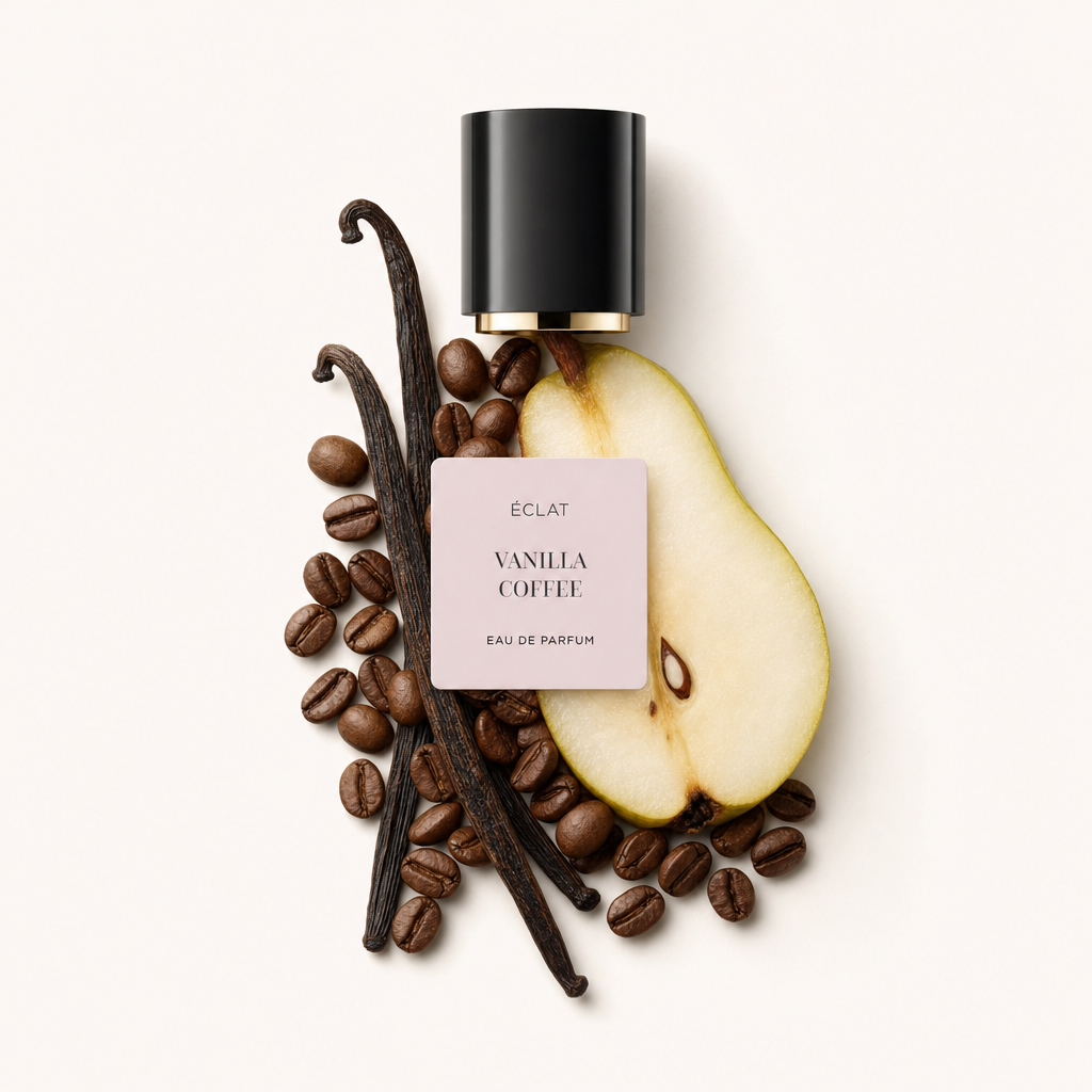 Un arrangement de gousses de vanille, grains de café et tranche de poire autour d'un bouchon noir avec étiquette ÉCLAT Vanilla Coffee.
