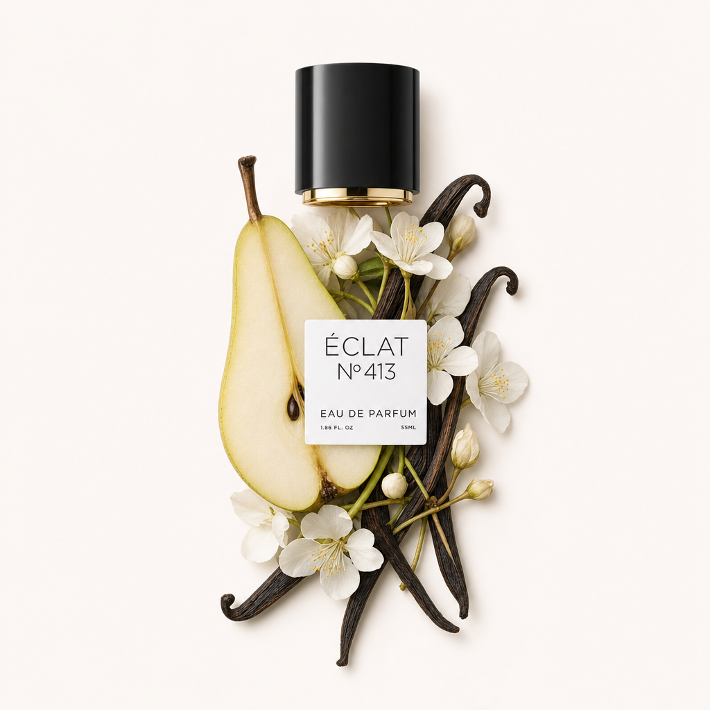 Une composition harmonieuse d'une tranche de poire et de gousses de vanille entrelacées de délicates fleurs blanches, accompagnée du bouchon noir original d'ÉCLAT avec étiquette.