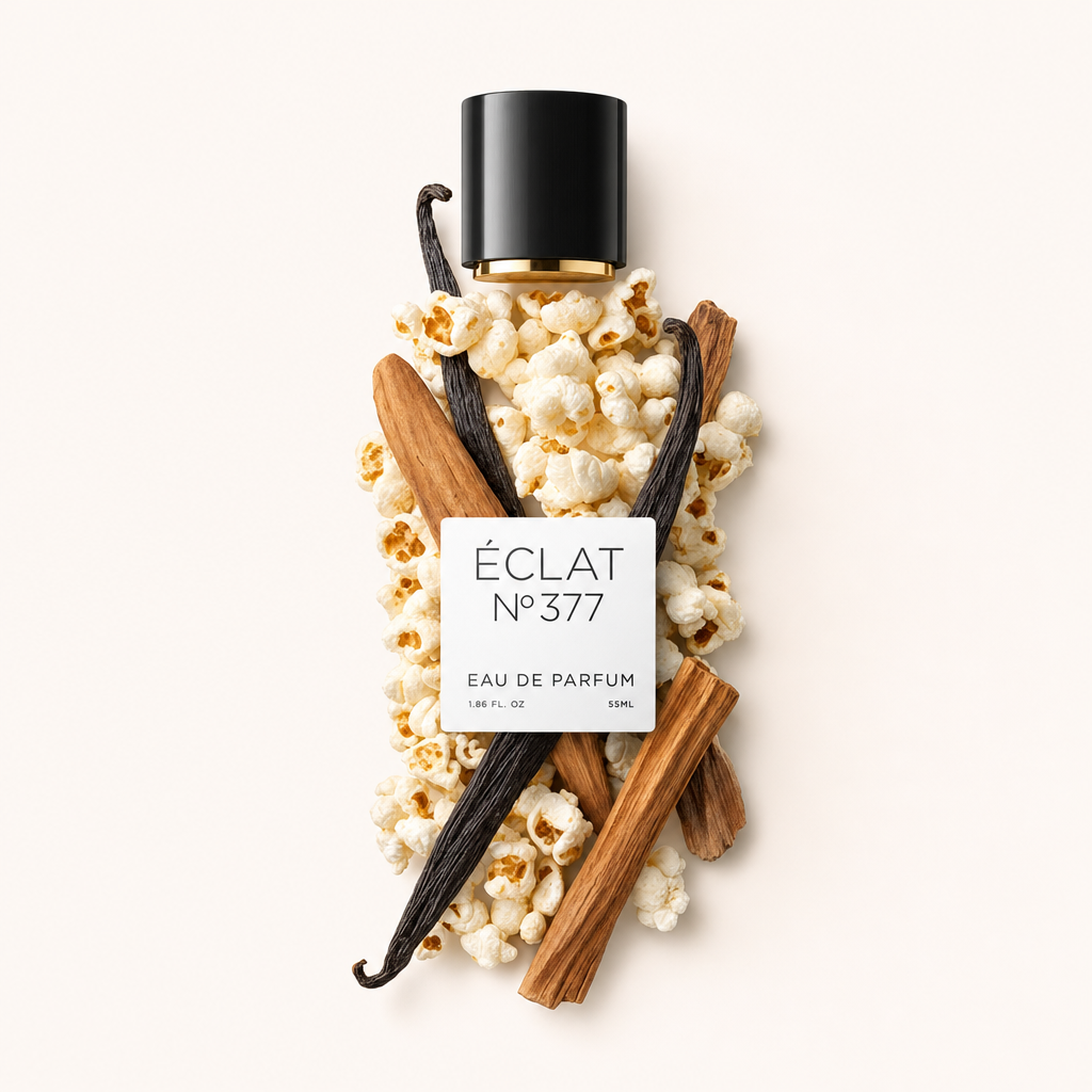 Un arrangement de pop-corn, gousses de vanille et bâtons de cannelle autour du bouchon noir du ÉCLAT Vanilla & Popcorn avec étiquette.