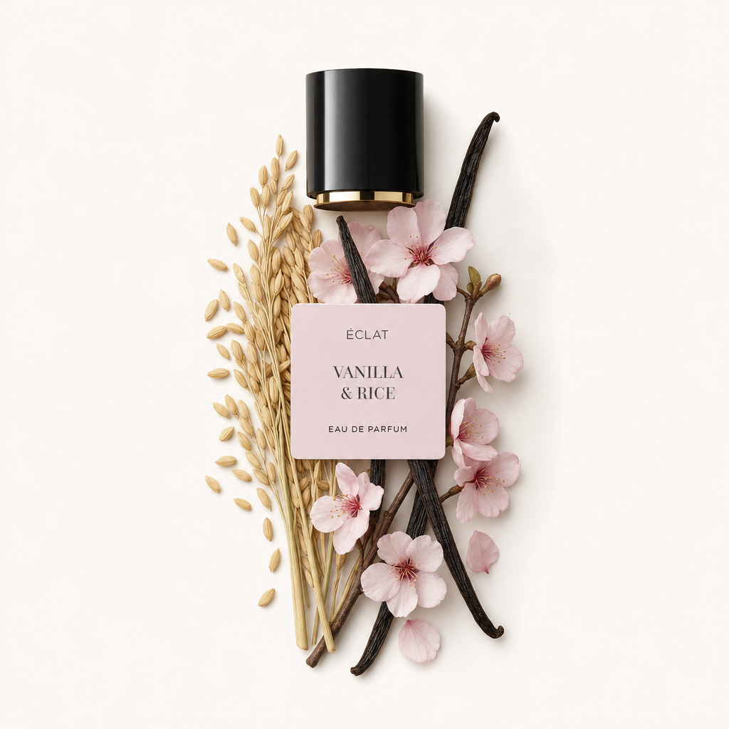 Des grains de riz, des gousses de vanille et de délicates fleurs roses sont disposés autour d’un capuchon noir avec l’étiquette ÉCLAT Vanilla & Rice.