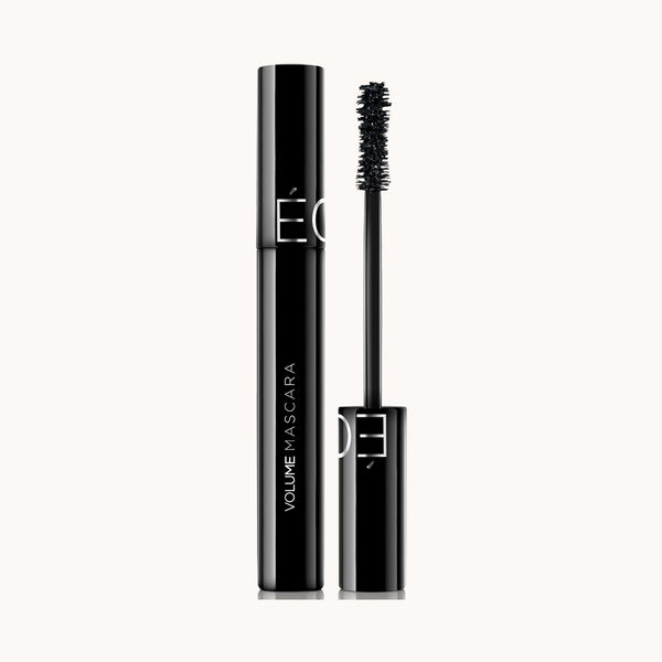 Elegante tubo negro de ÉCLAT Volume Mascara con un aplicador de cepillo estilizado.